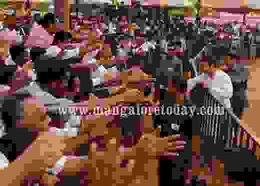  Rahul Gandhi addressing a election rally in Mangalore